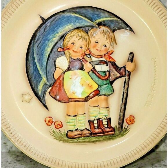 Hummel Stormy Weather 1st Ed Anniversary 10" Plate in Bas Relief by Goebel 1975 - Picture 2 of 5
